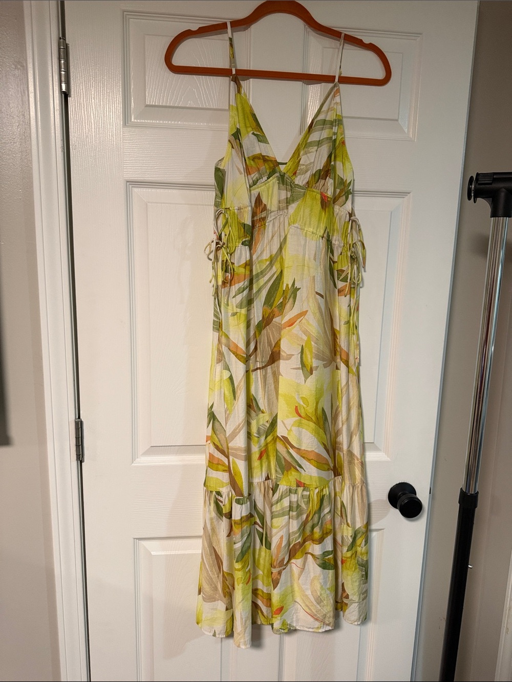 Sleeveless V-Neck Leaf Print Maxi Dress in Green and Cream
